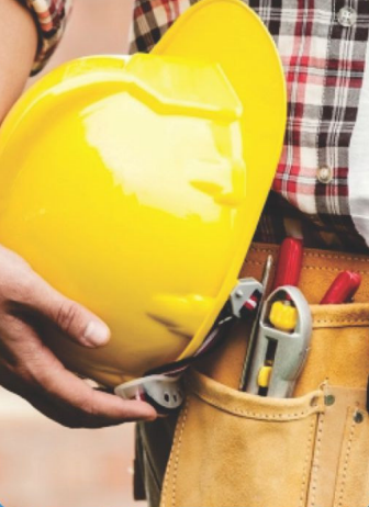 Ingenieros trabajando en planta industrial